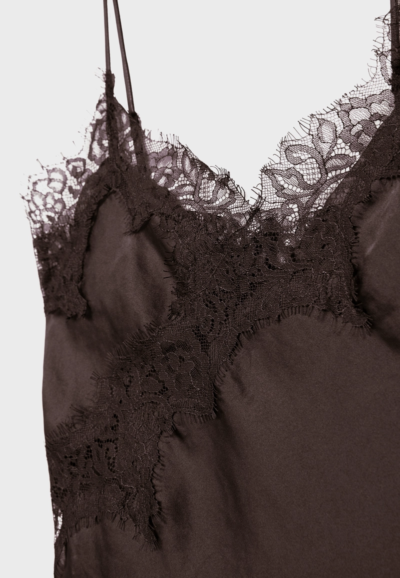 Асимметричный топ в бельевом стиле с кружевом