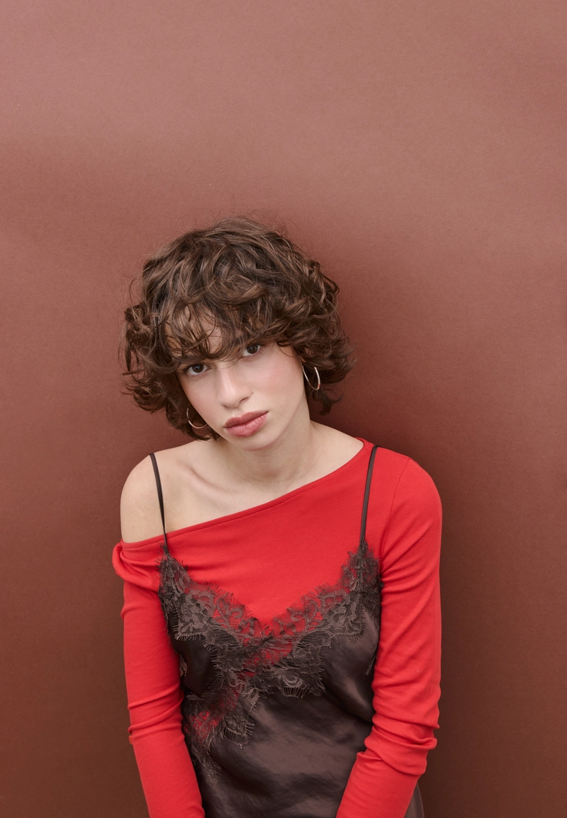 Асимметричный топ в бельевом стиле с кружевом