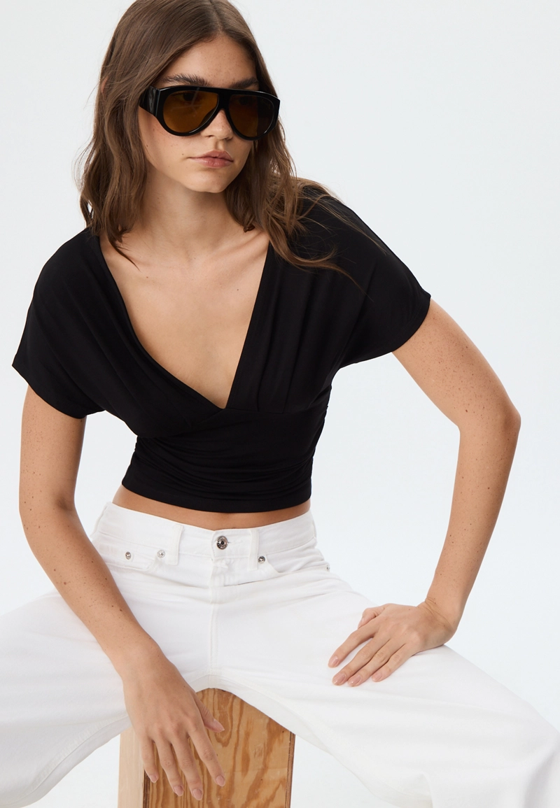 Футболка со сборками и V-образным вырезом