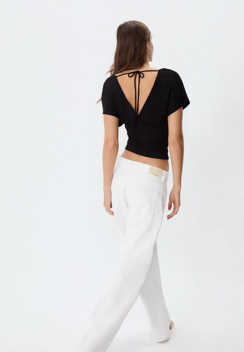 Футболка со сборками и V-образным вырезом