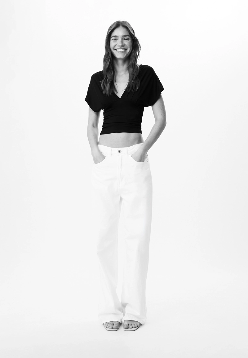 Футболка со сборками и V-образным вырезом