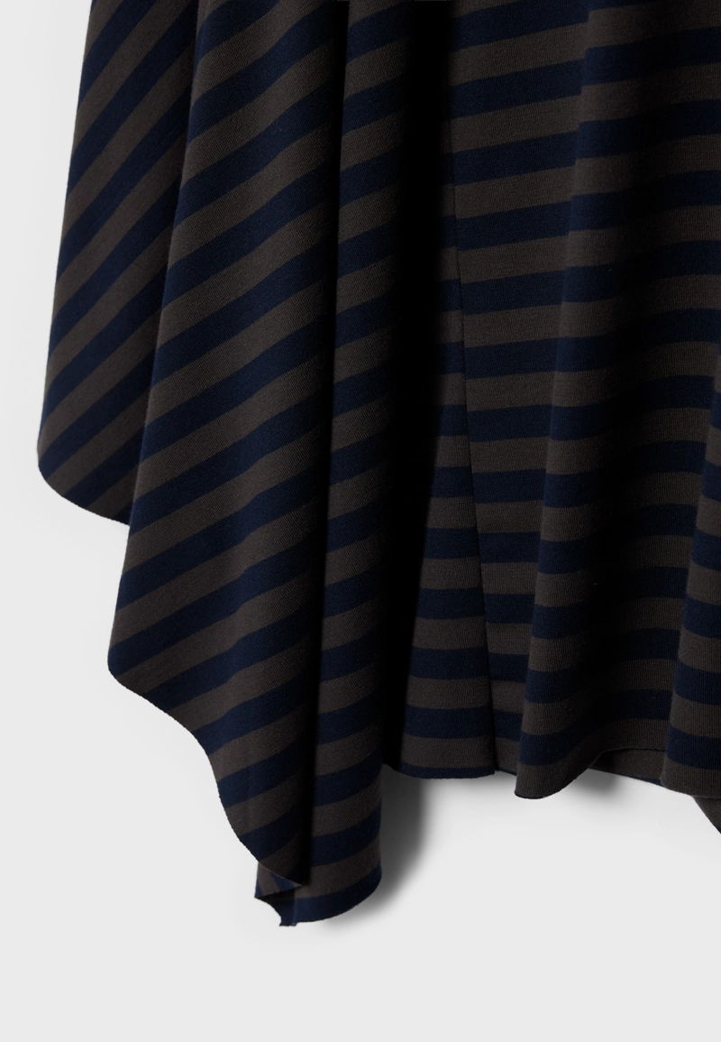 Длинная асимметричная юбка в полоску