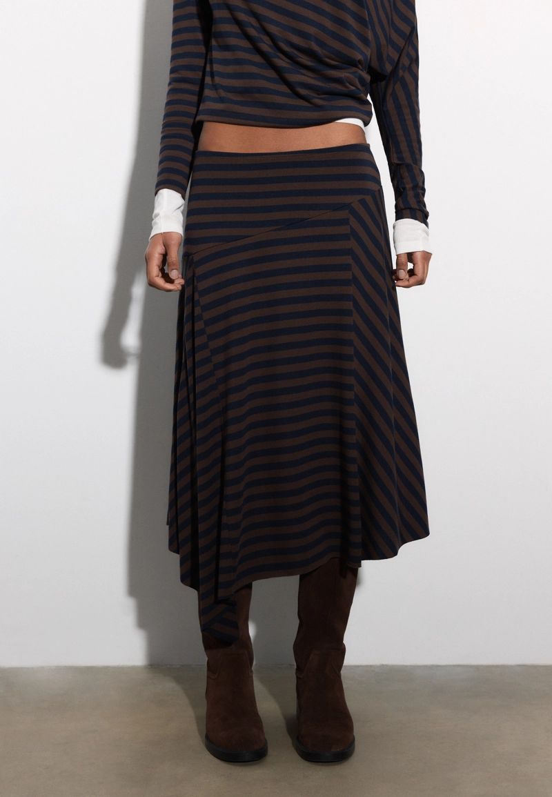 Длинная асимметричная юбка в полоску
