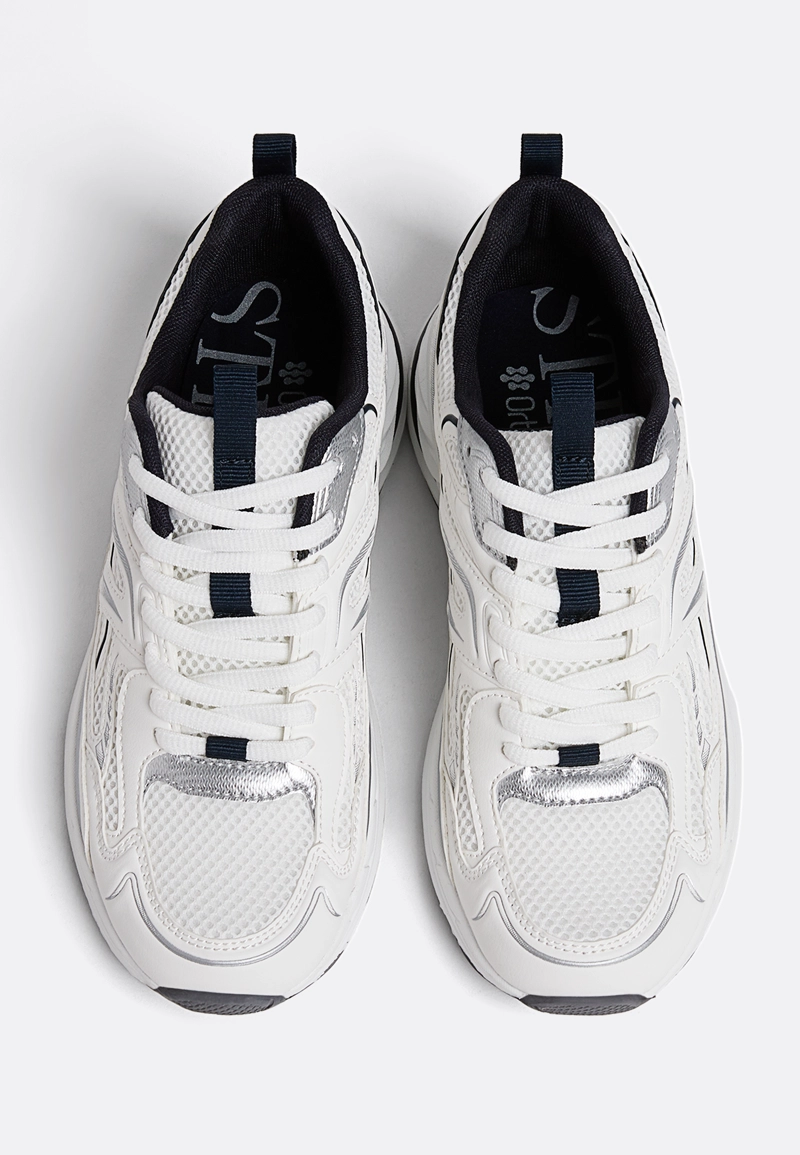 Спортивные кроссовки с деталями