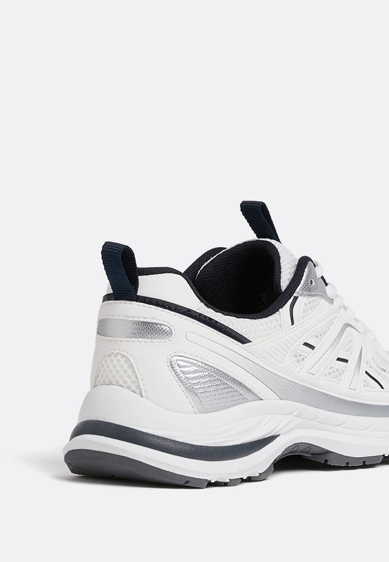 Спортивные кроссовки с деталями