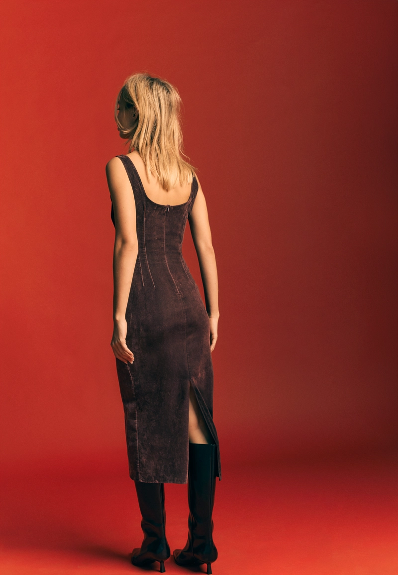 Облегающее бархатное платье миди