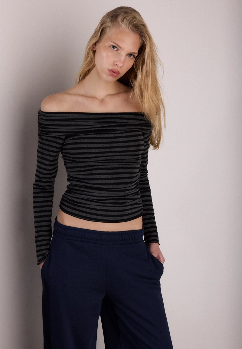 Футболка в полоску с открытыми плечами и сборками