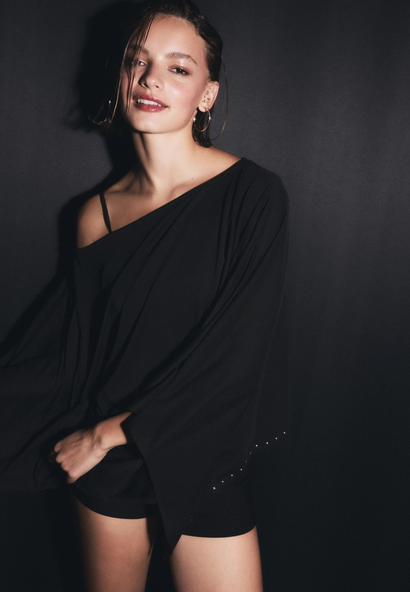 Кейп из ткани купро с заклепками