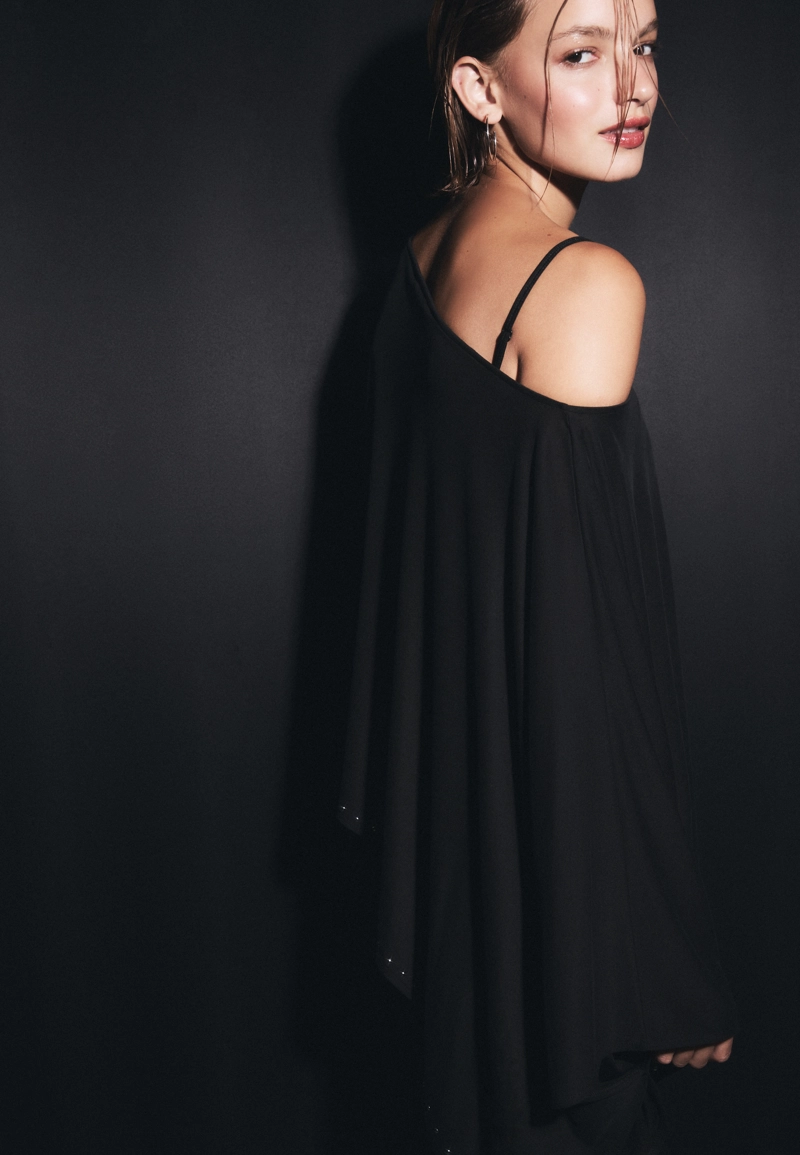 Кейп из ткани купро с заклепками