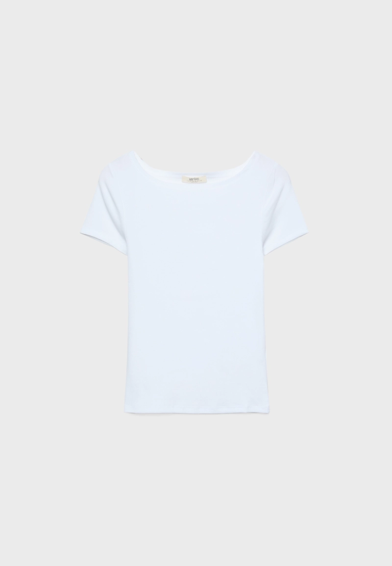 Футболка с вырезом «лодочка»