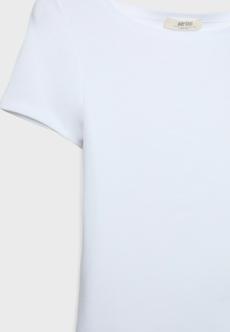 Футболка с вырезом «лодочка»