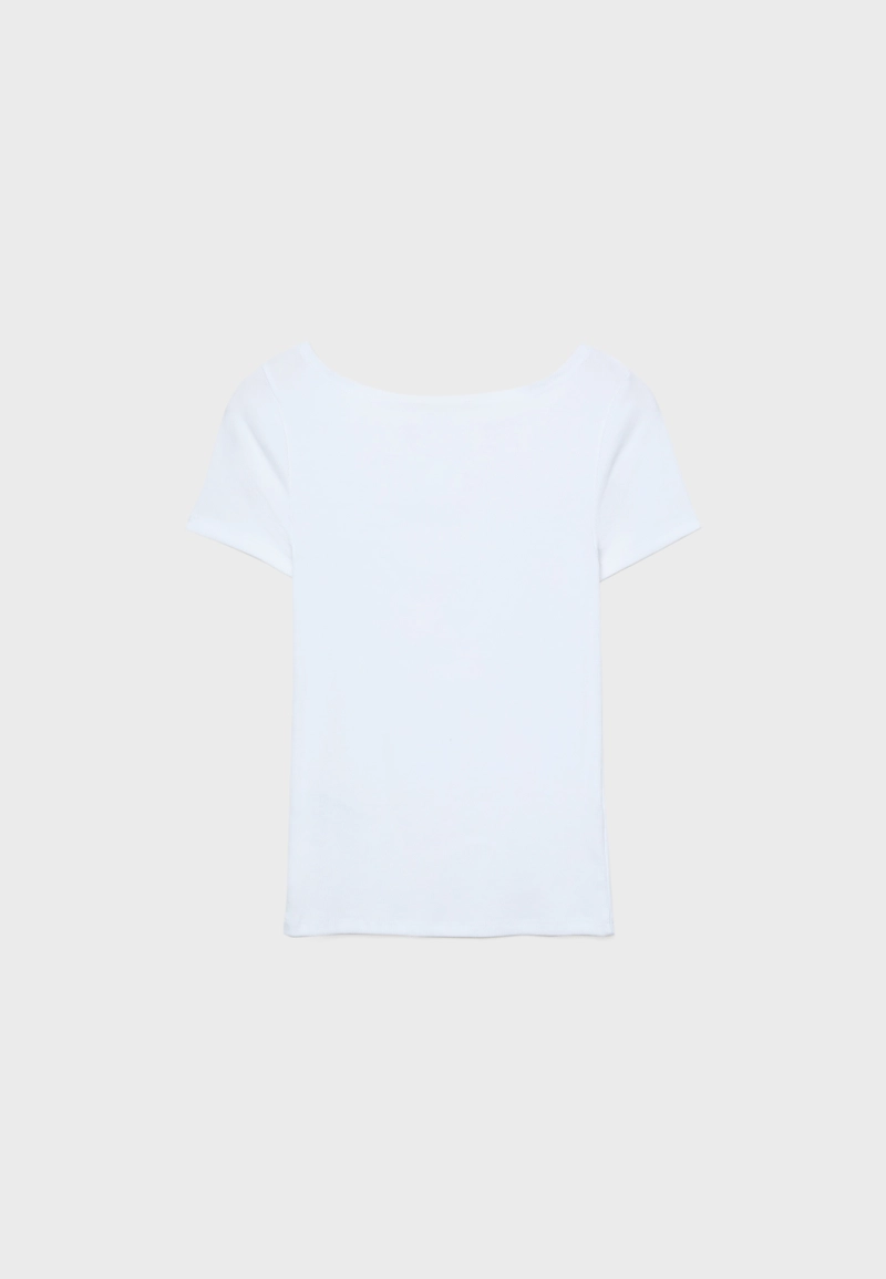 Футболка с вырезом «лодочка»