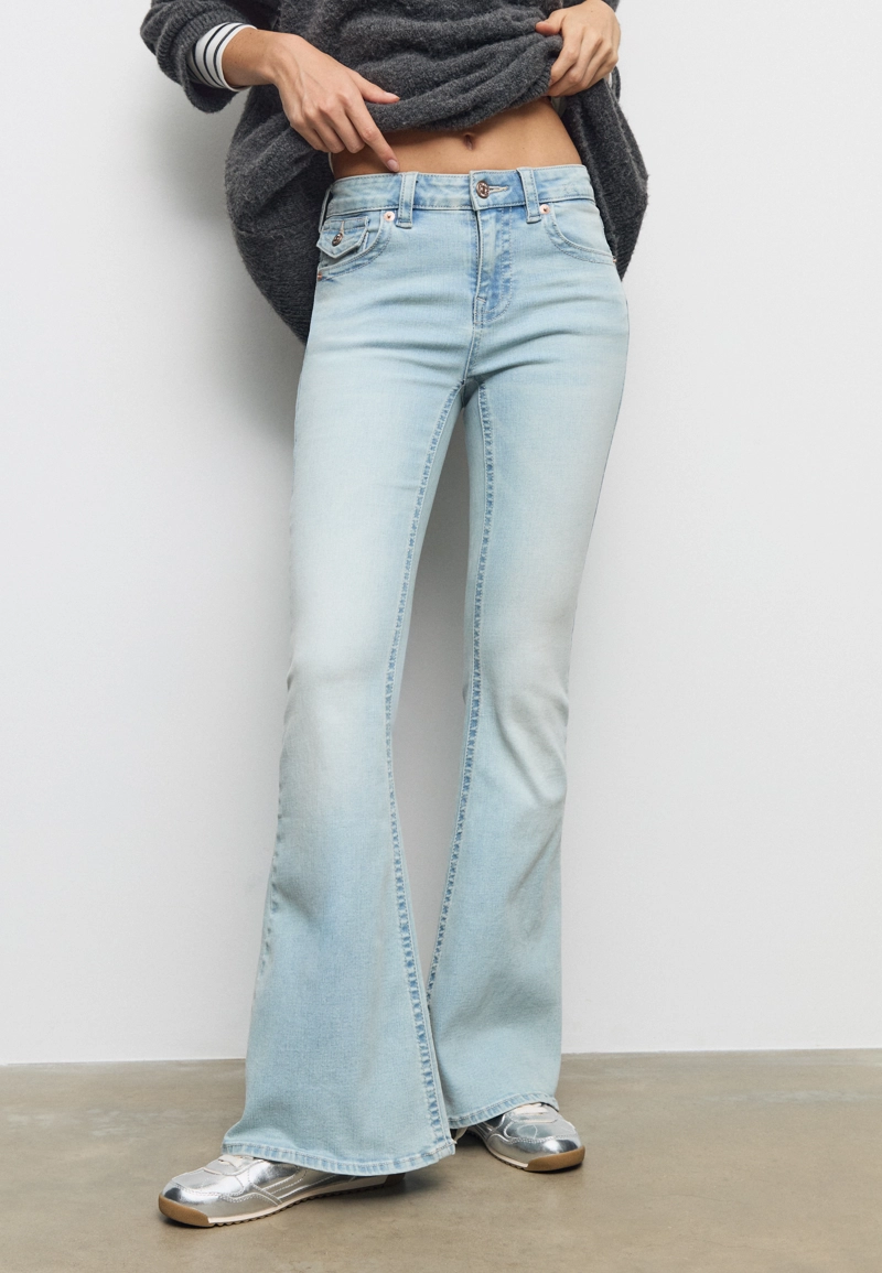 D04 Джинсы клеш с низкой посадкой