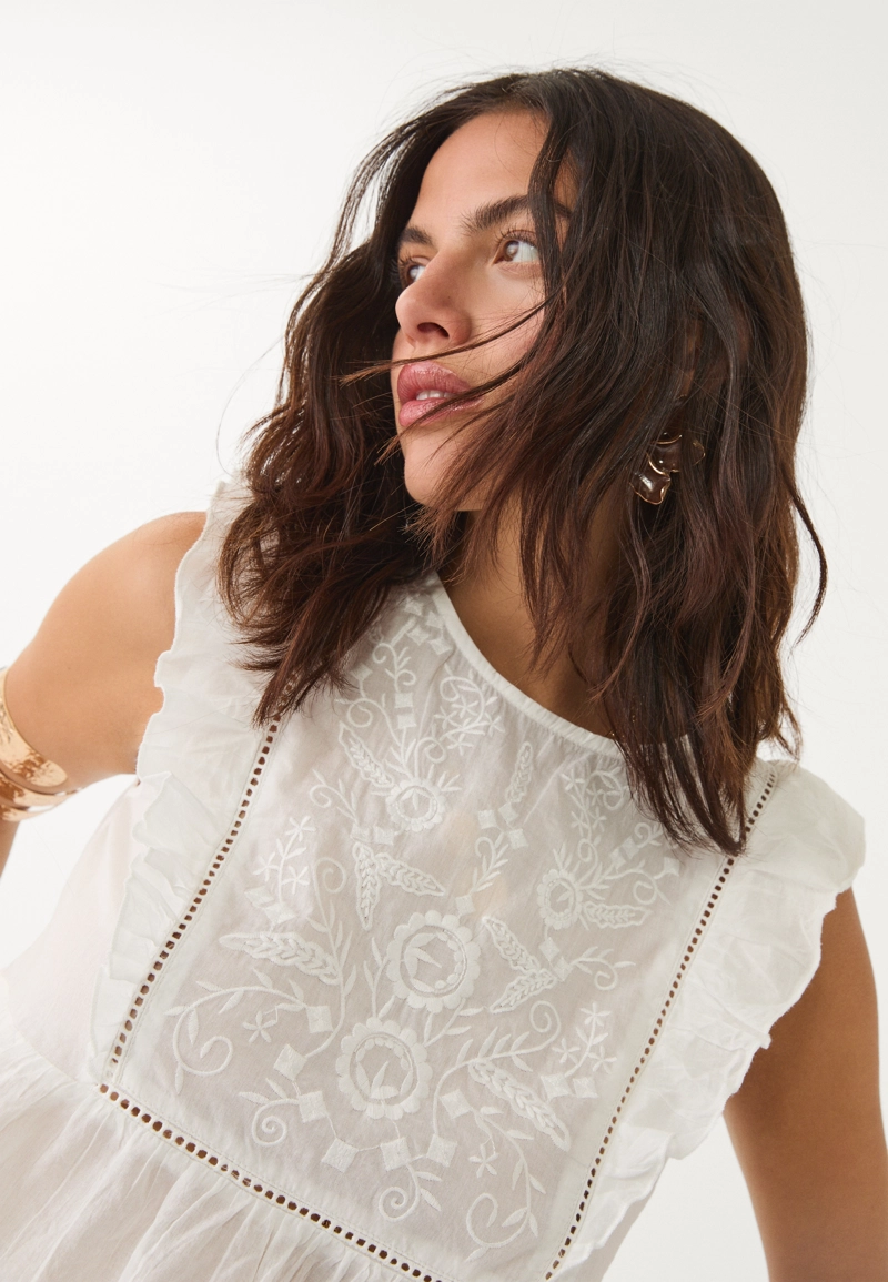 Топ с вышивкой и оборками