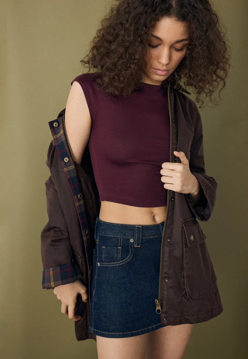 Базовая приталенная укороченная футболка