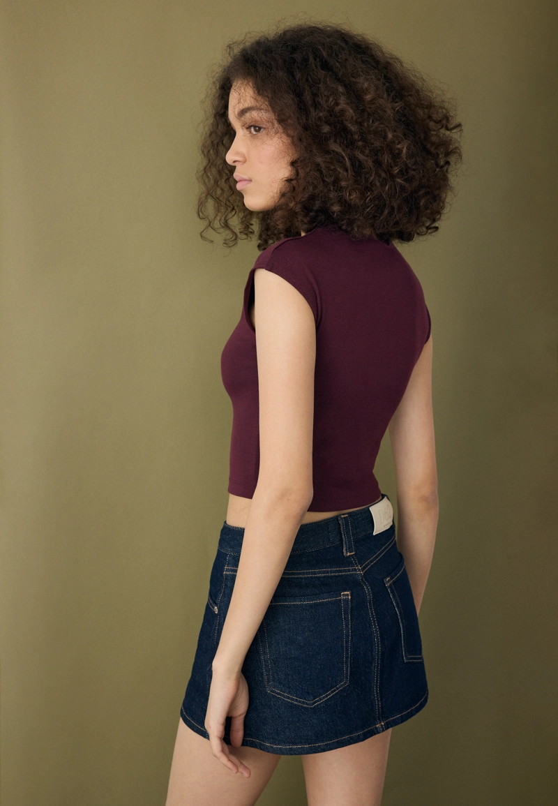 Базовая приталенная укороченная футболка