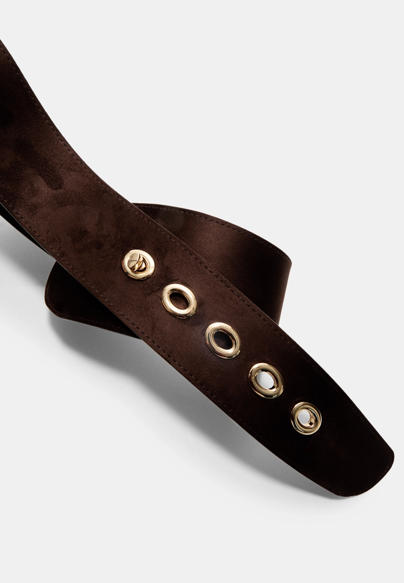 Широкий ремень с металлической застежкой