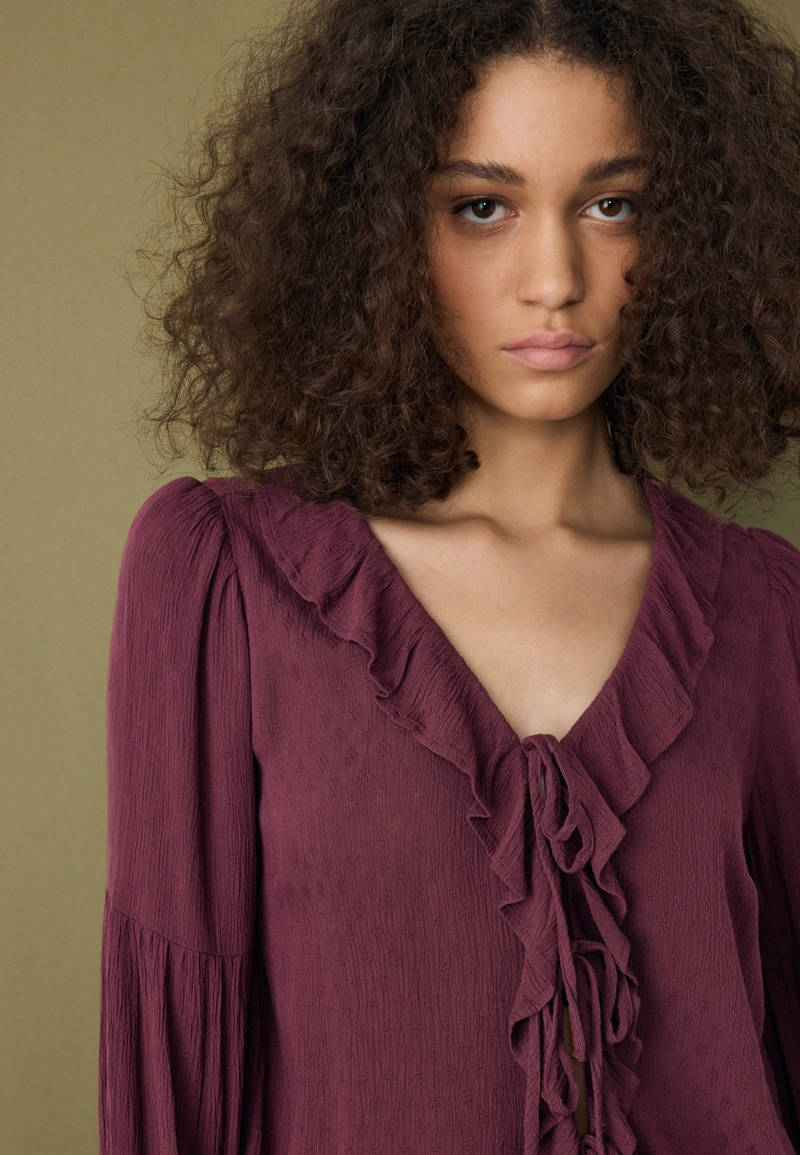 Блузка с воланами