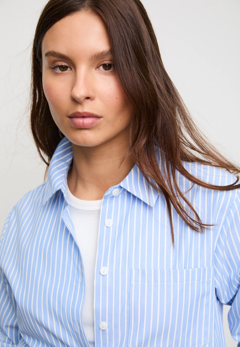 Базовая рубашка в полоску из поплина с карманом