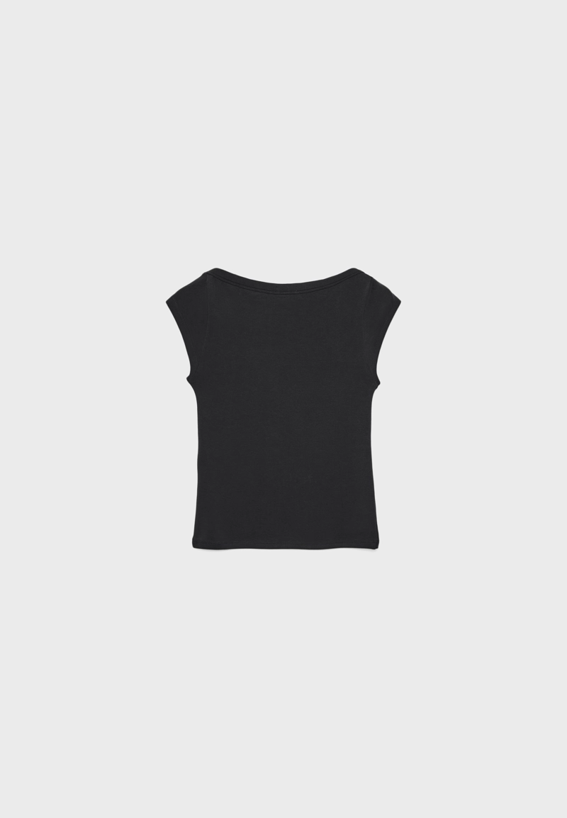 Базовая футболка с вырезом «лодочка»