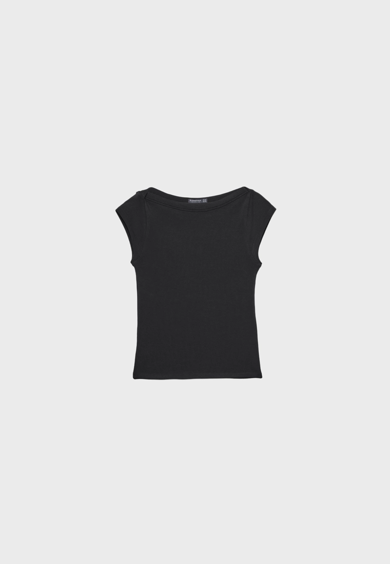 Базовая футболка с вырезом «лодочка»