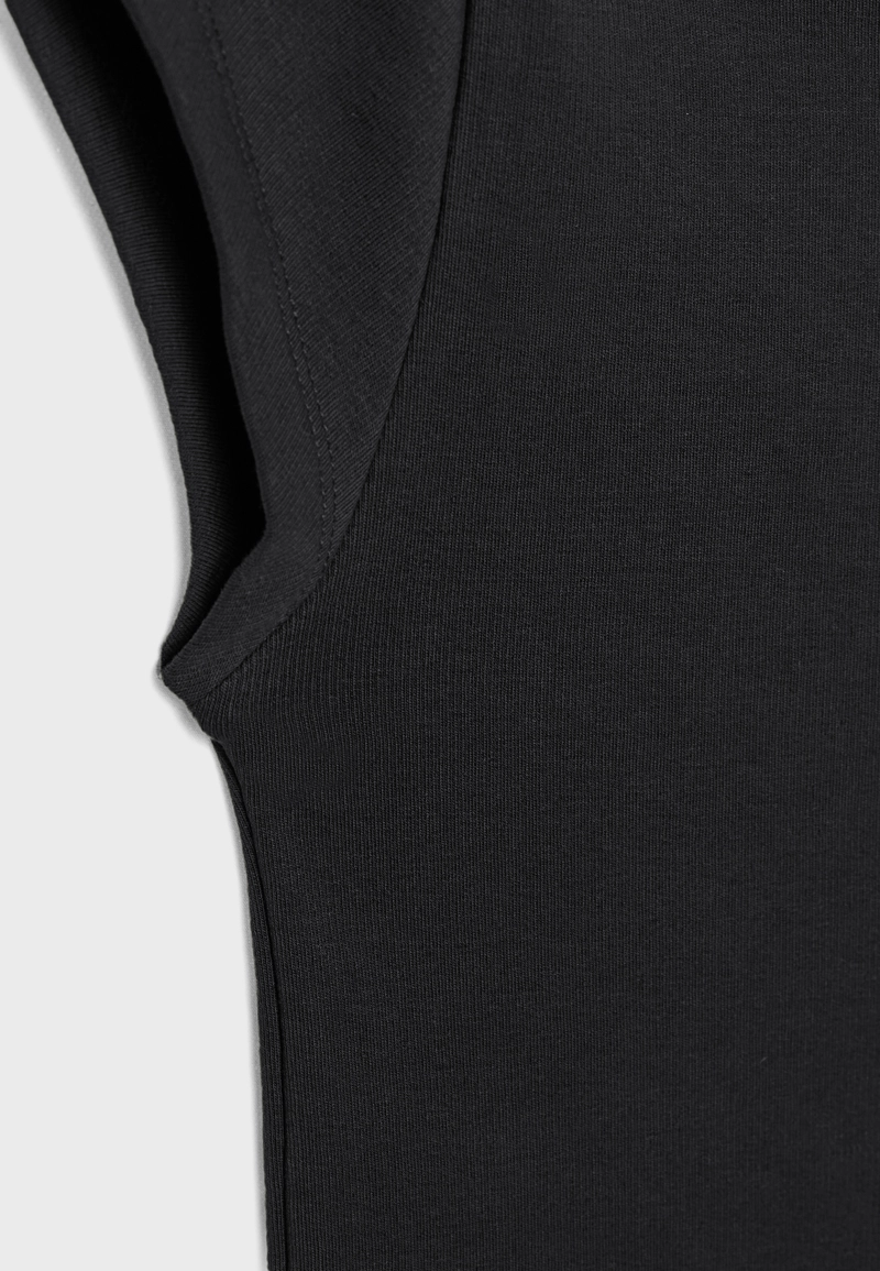 Базовая футболка с вырезом «лодочка»