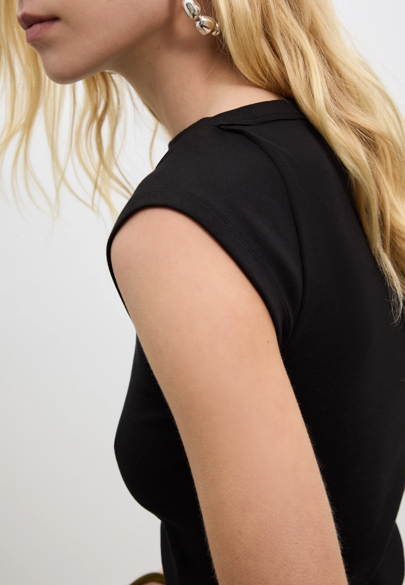 Базовая футболка с вырезом «лодочка»