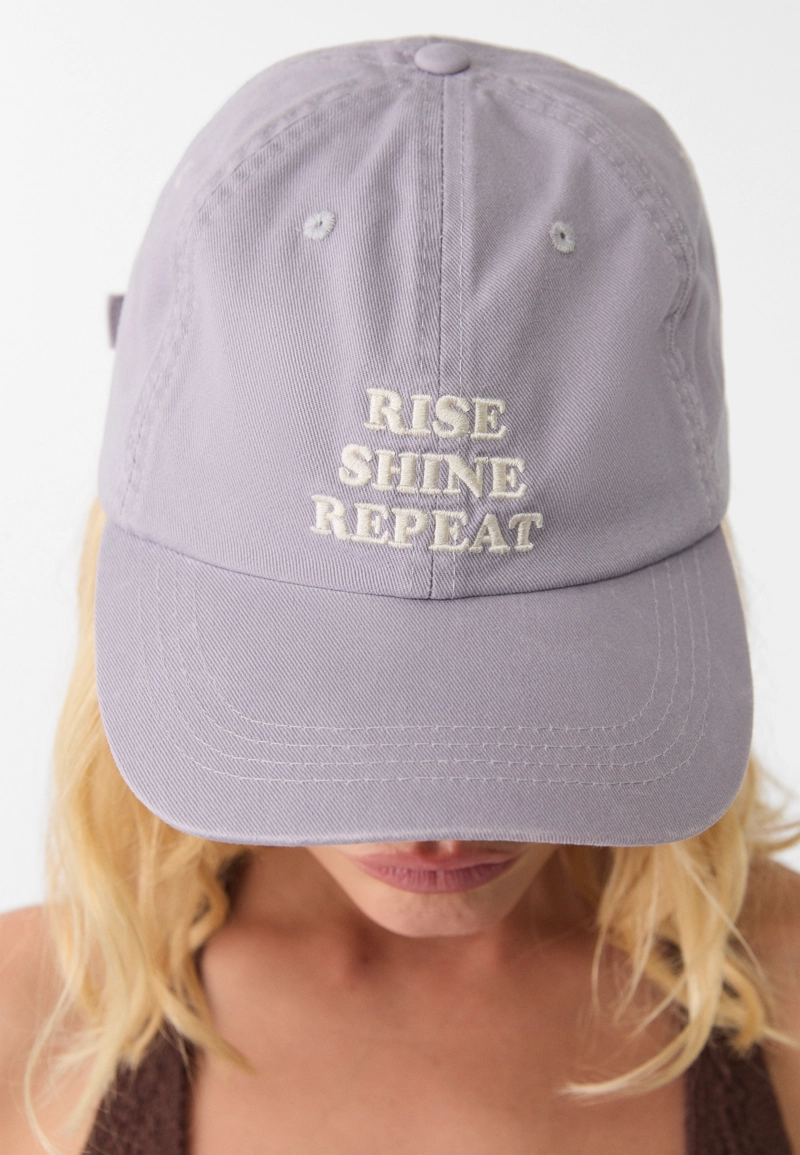 Кепка с вышитой надписью