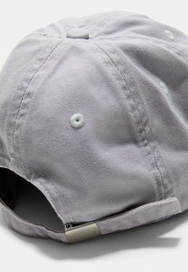 Кепка с вышитой надписью