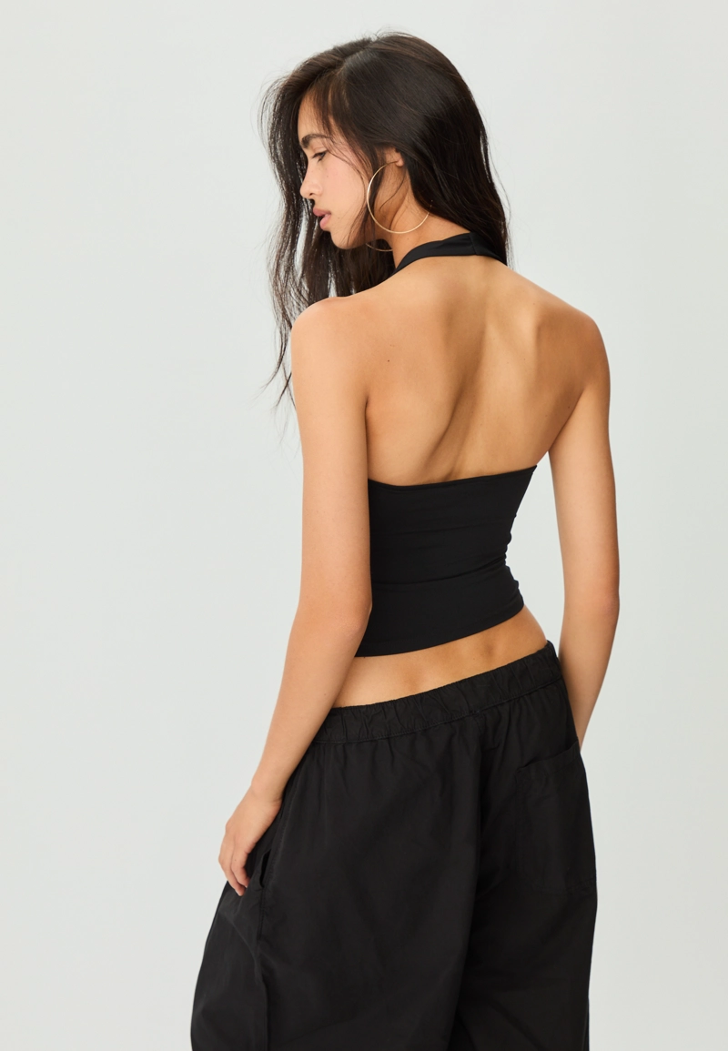 Футболка с горловиной халтер