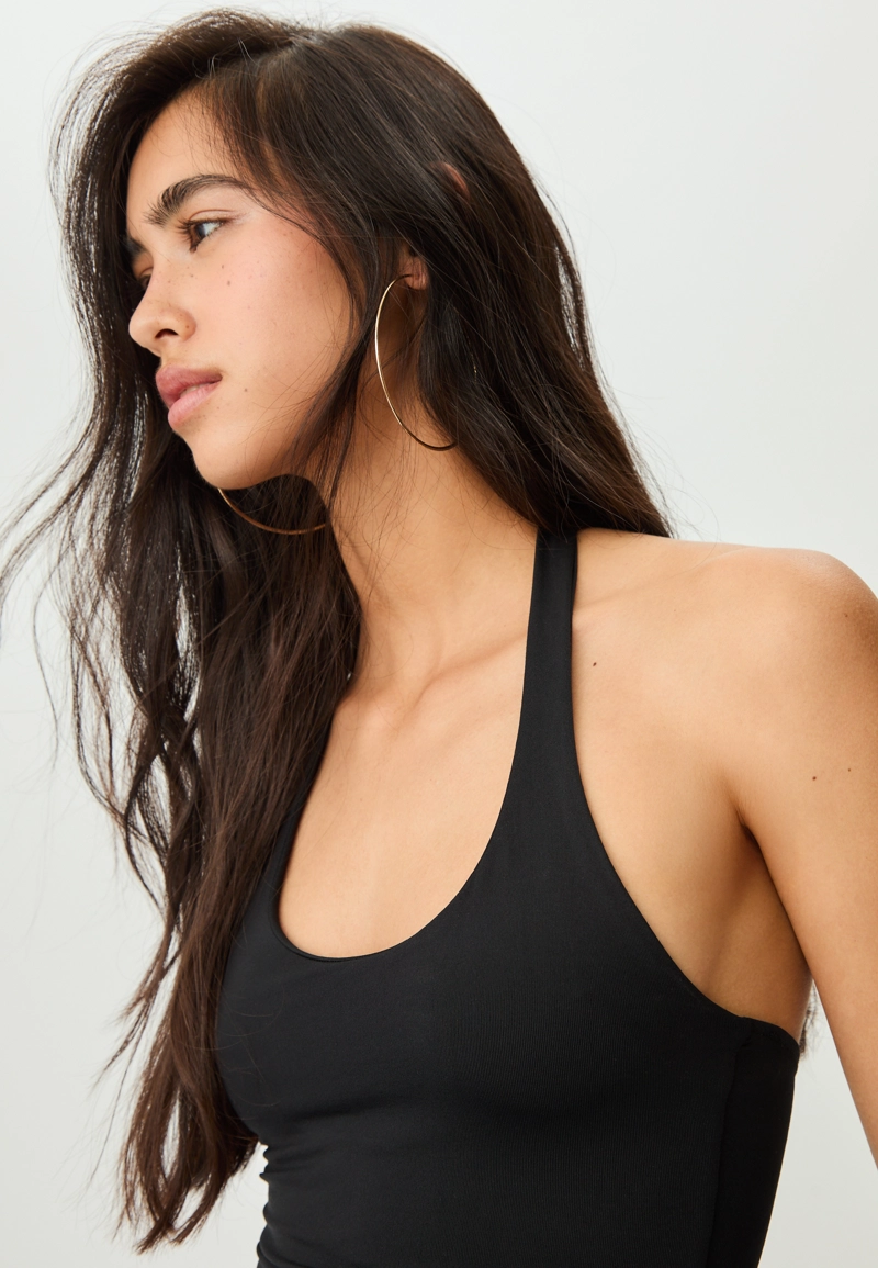 Футболка с горловиной халтер