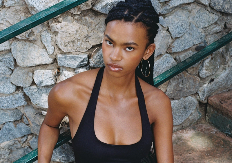 Футболка с горловиной халтер