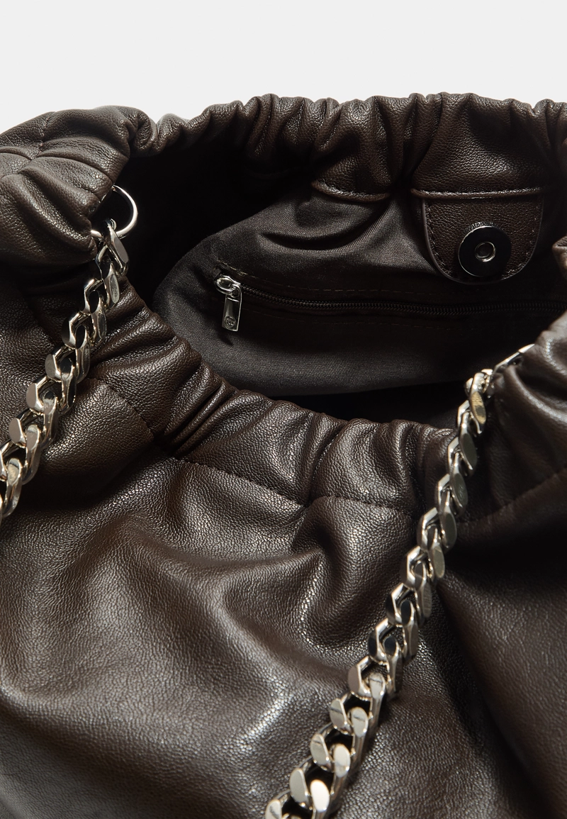 Сумка на плечо с цепочкой