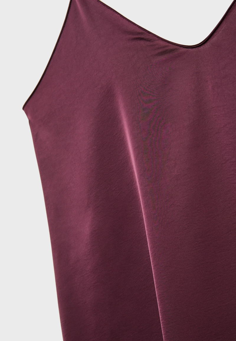 Длинное струящееся атласное платье