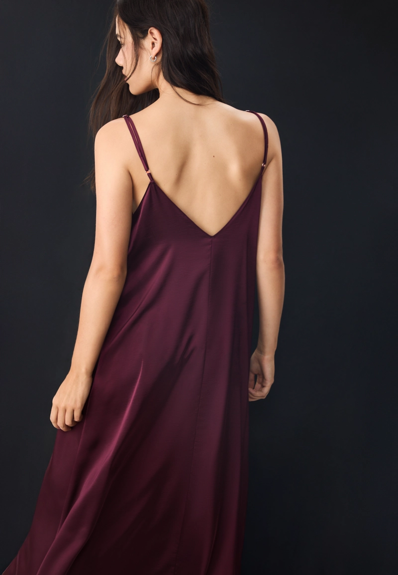 Длинное струящееся атласное платье