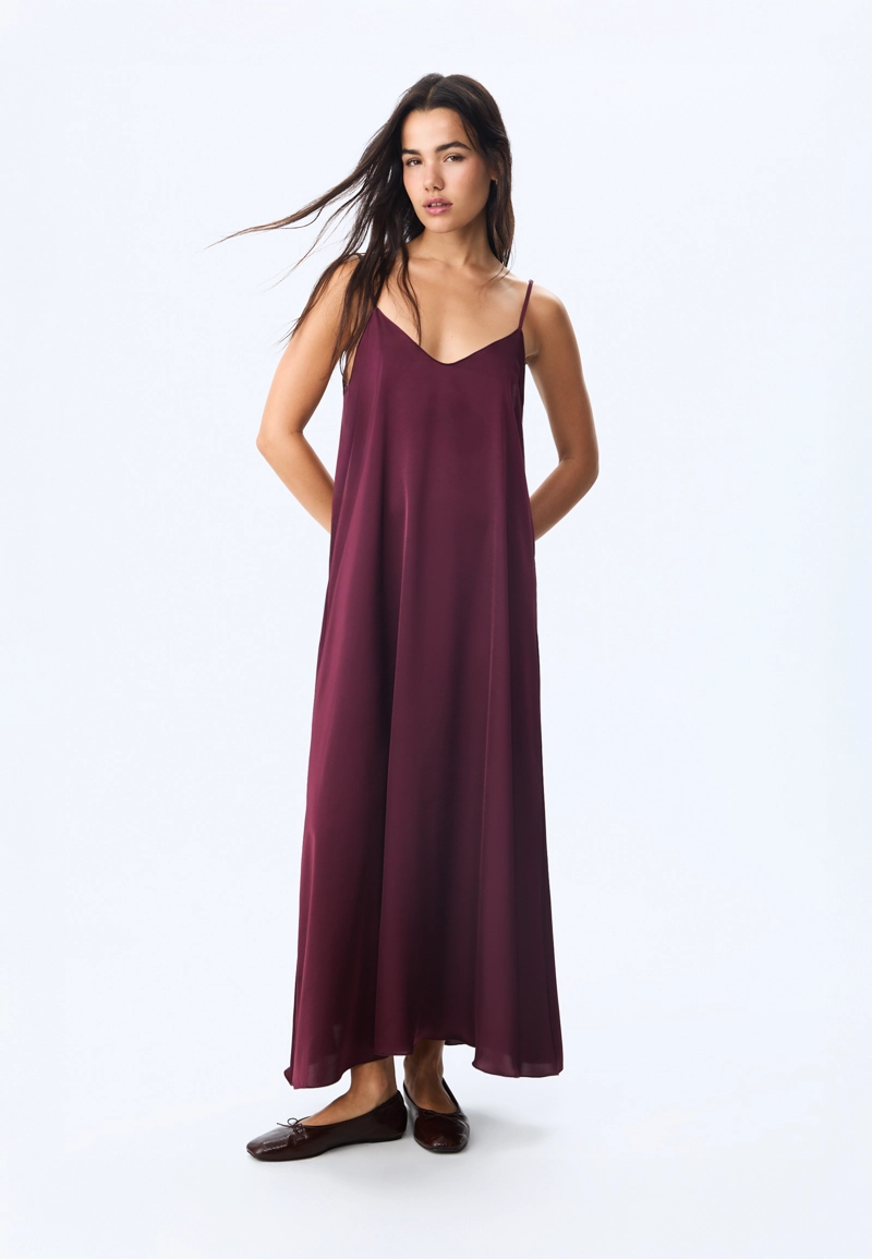 Длинное струящееся атласное платье