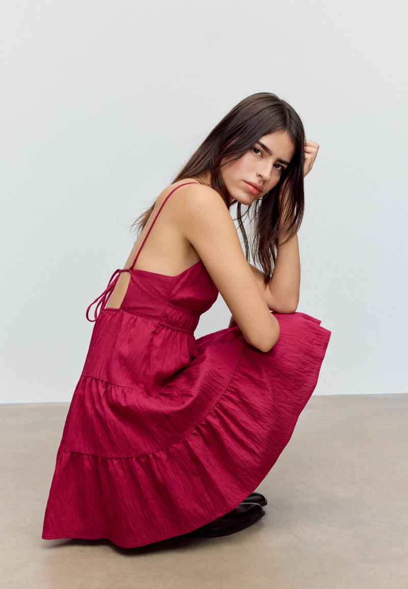 Короткое струящееся платье с завязками на спине