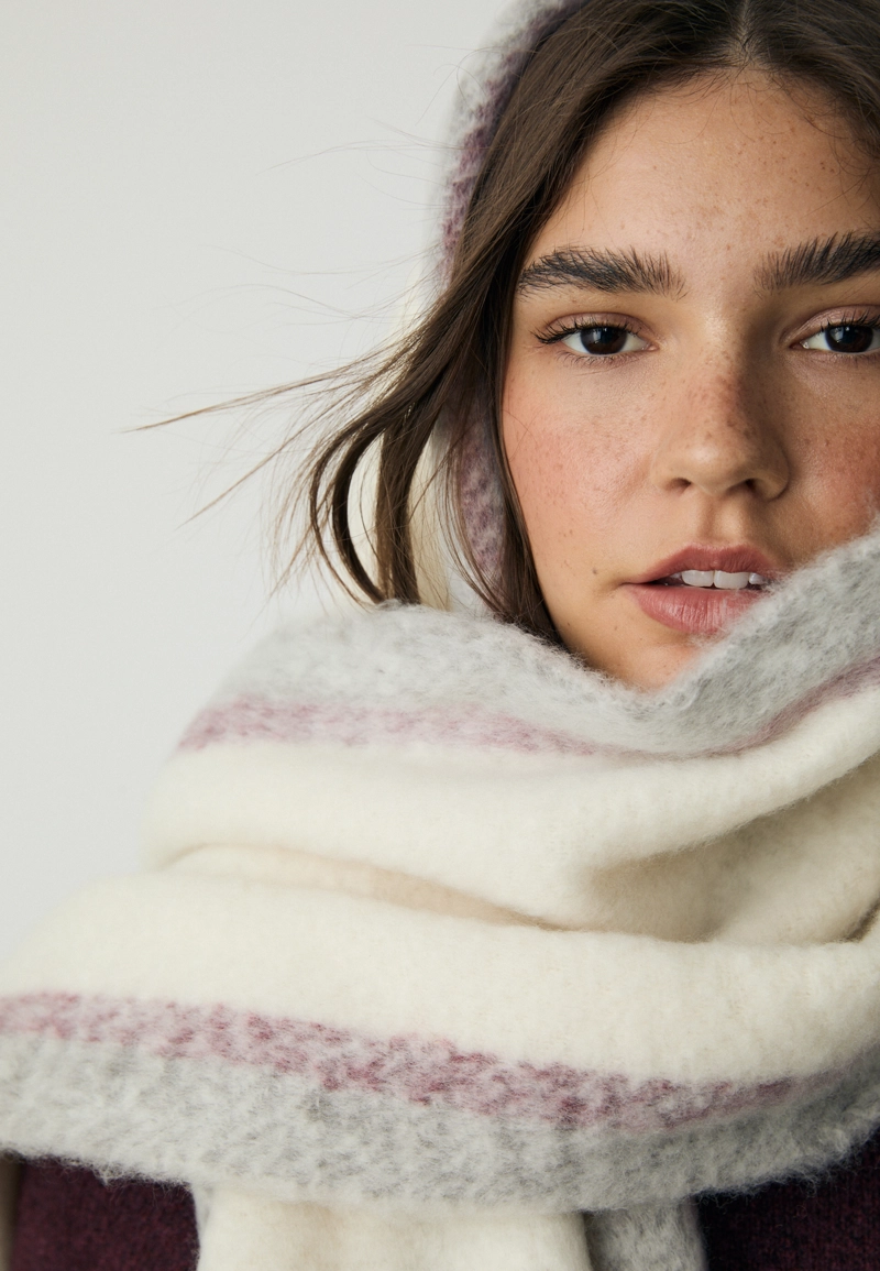 Шарф с цветной окантовкой