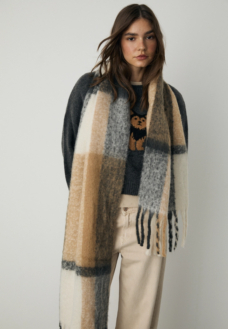 Плотный шарф в клетку