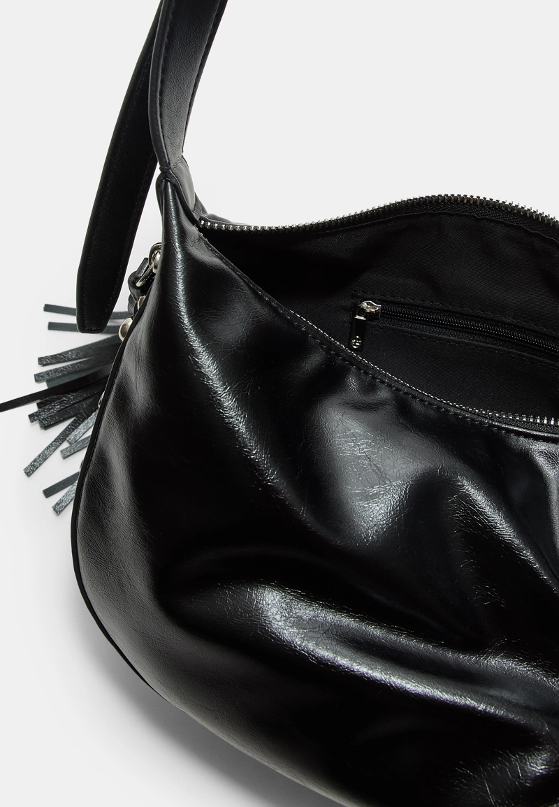 Сумка с заклепками и бахромой