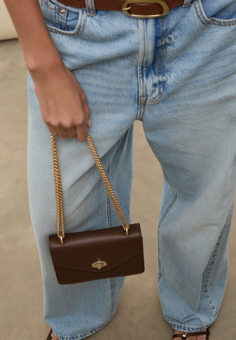 Сумка с плечевым ремнем и застежкой