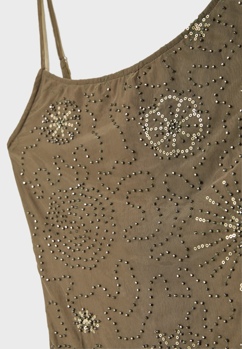 Короткое платье из полупрозрачной ткани с блестящей отделкой