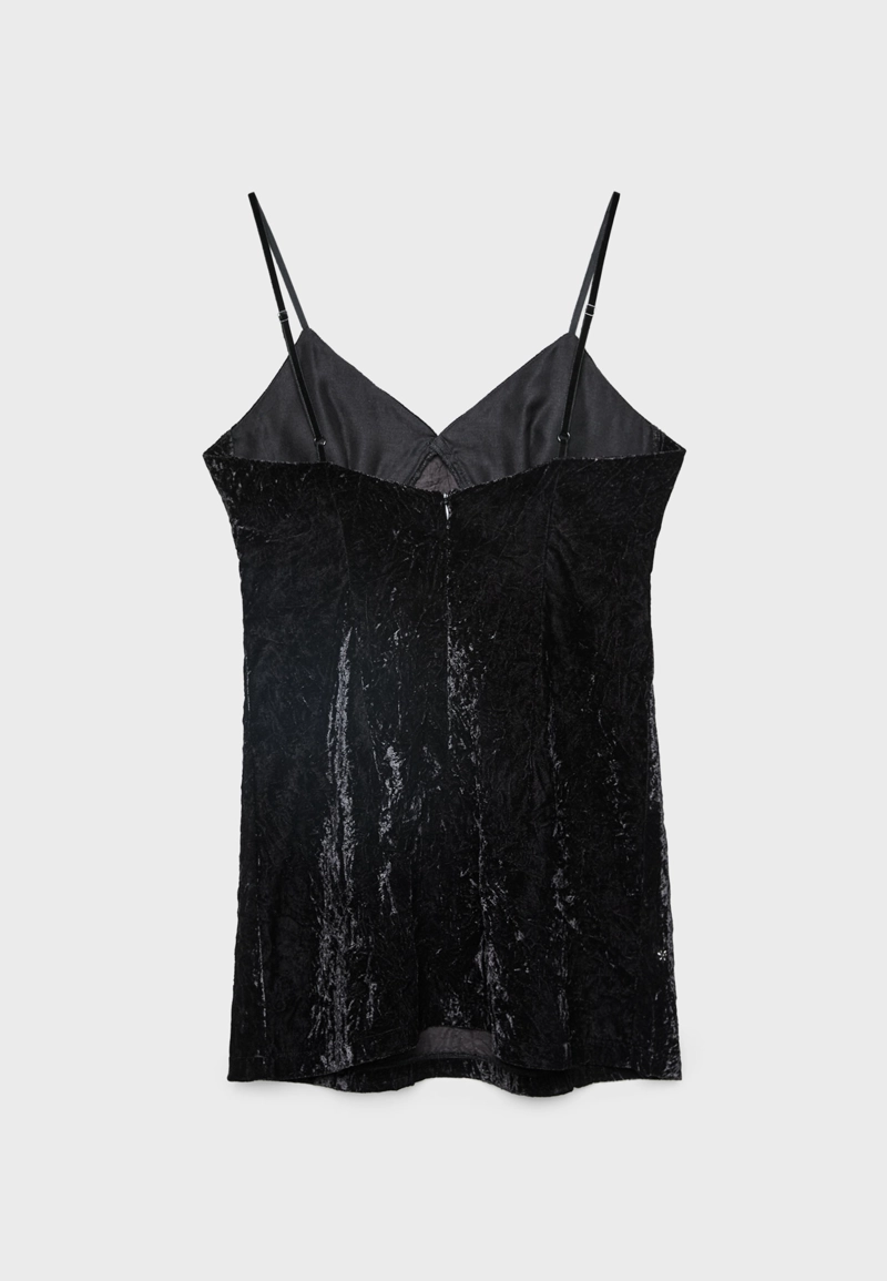 Короткое бархатное платье с бусинами