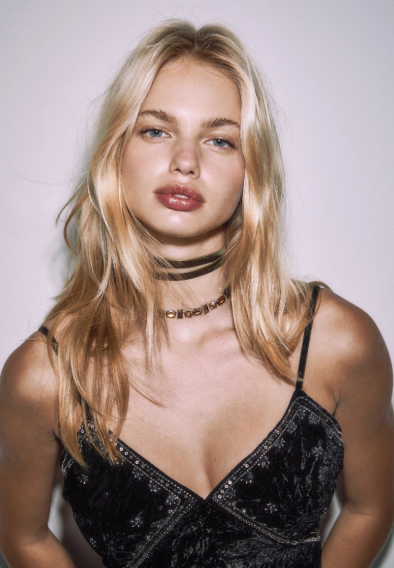 Короткое бархатное платье с бусинами