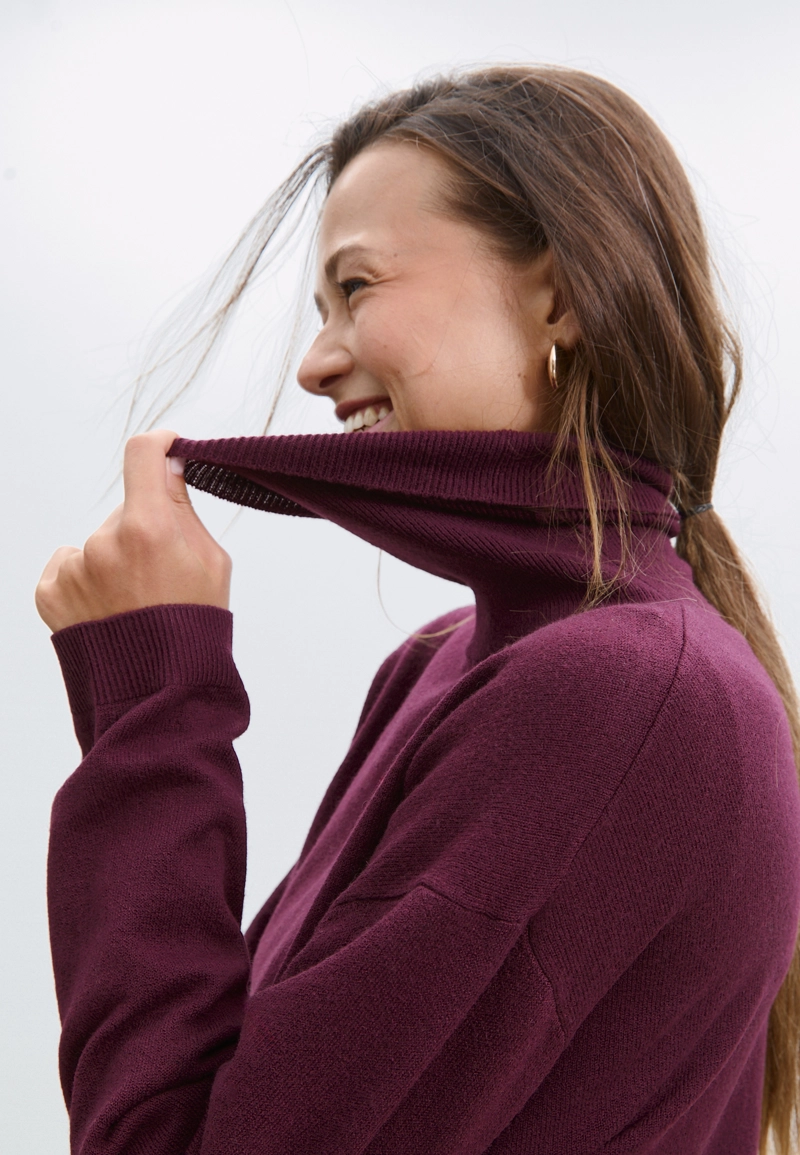 Базовый свитер с высоким воротником