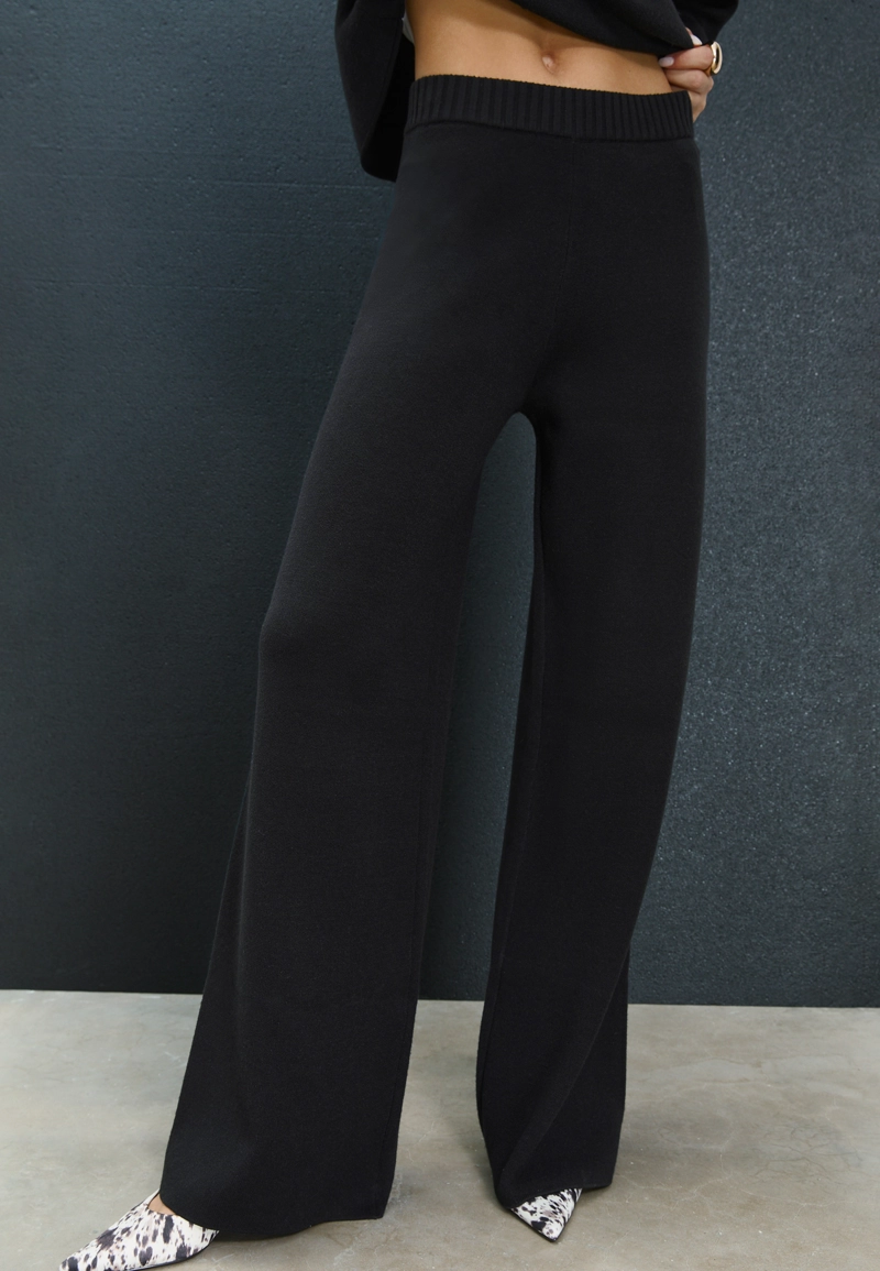 Длинные широкие трикотажные брюки