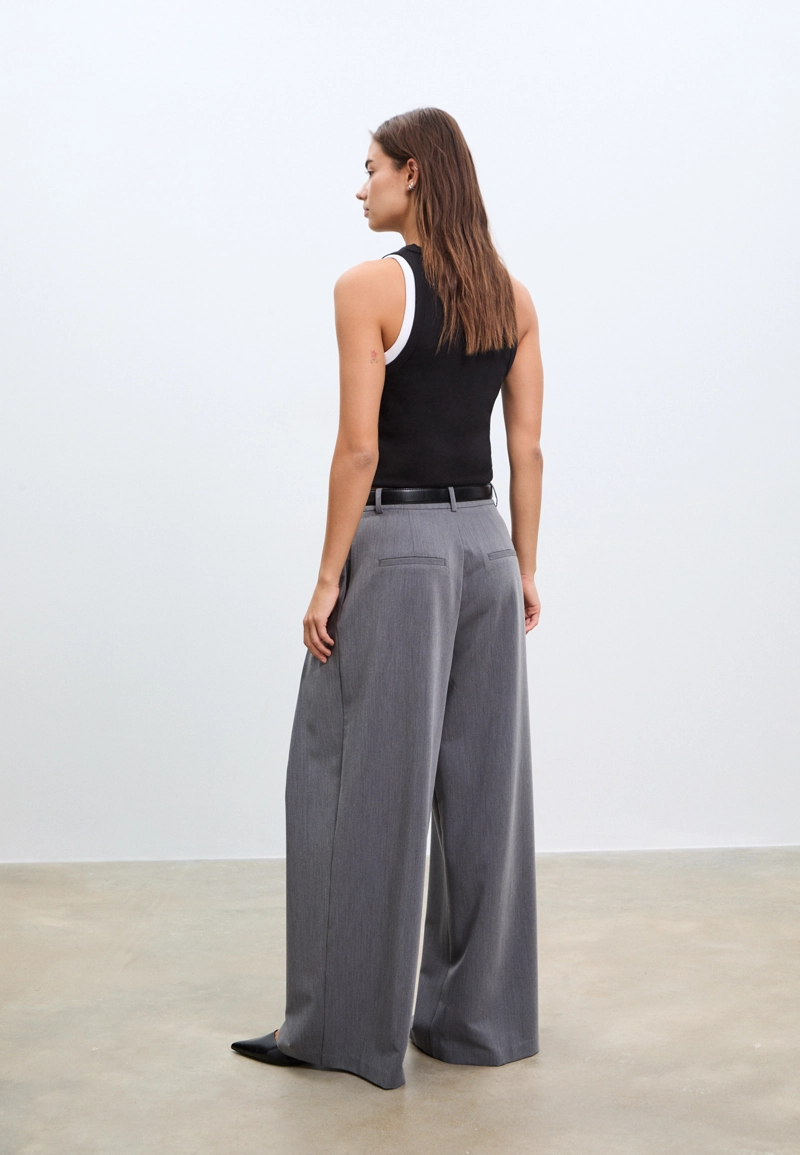 Брюки с большими защипами и ремнем