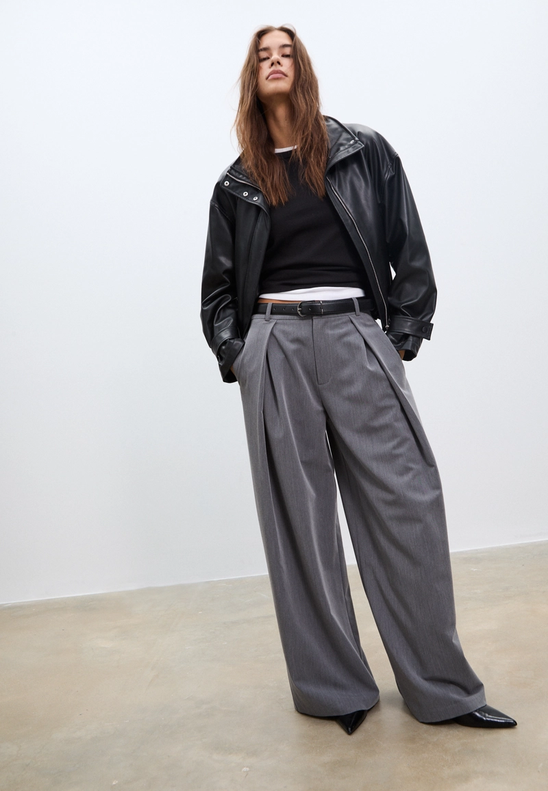 Брюки с большими защипами и ремнем