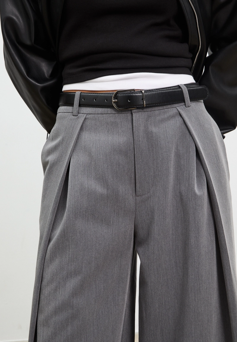 Брюки с большими защипами и ремнем