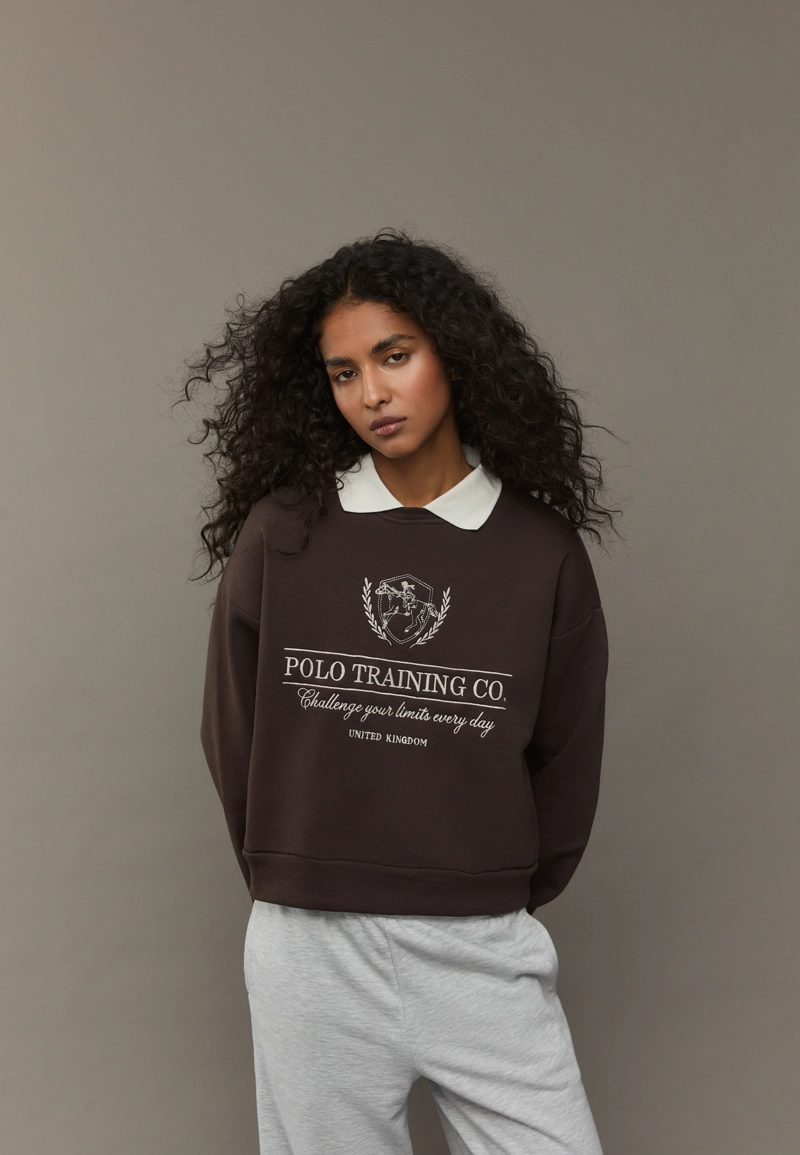 Вышитая толстовка с воротником поло